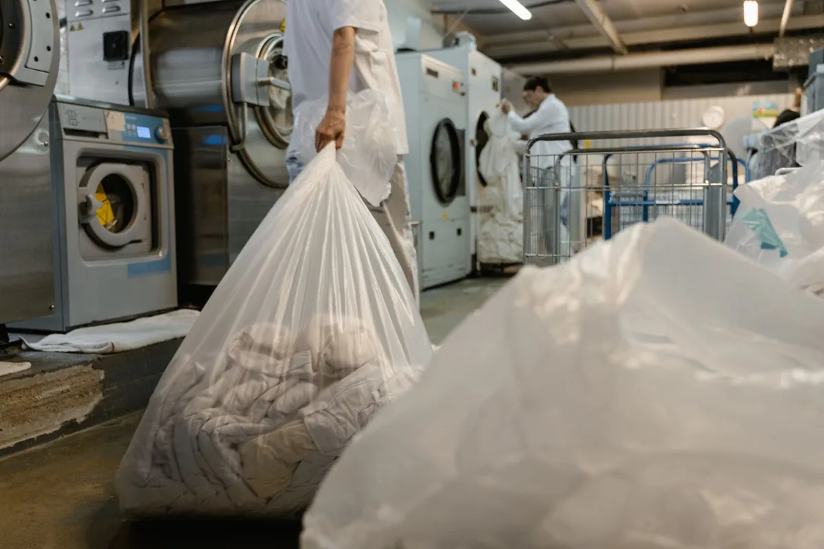 Bolsas con ropa esperando su turno de lavado