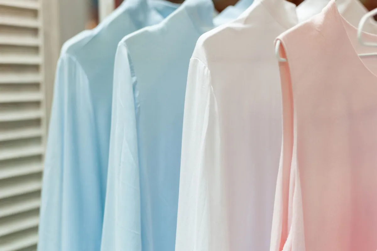 Camisas limpias colgadas en perchas