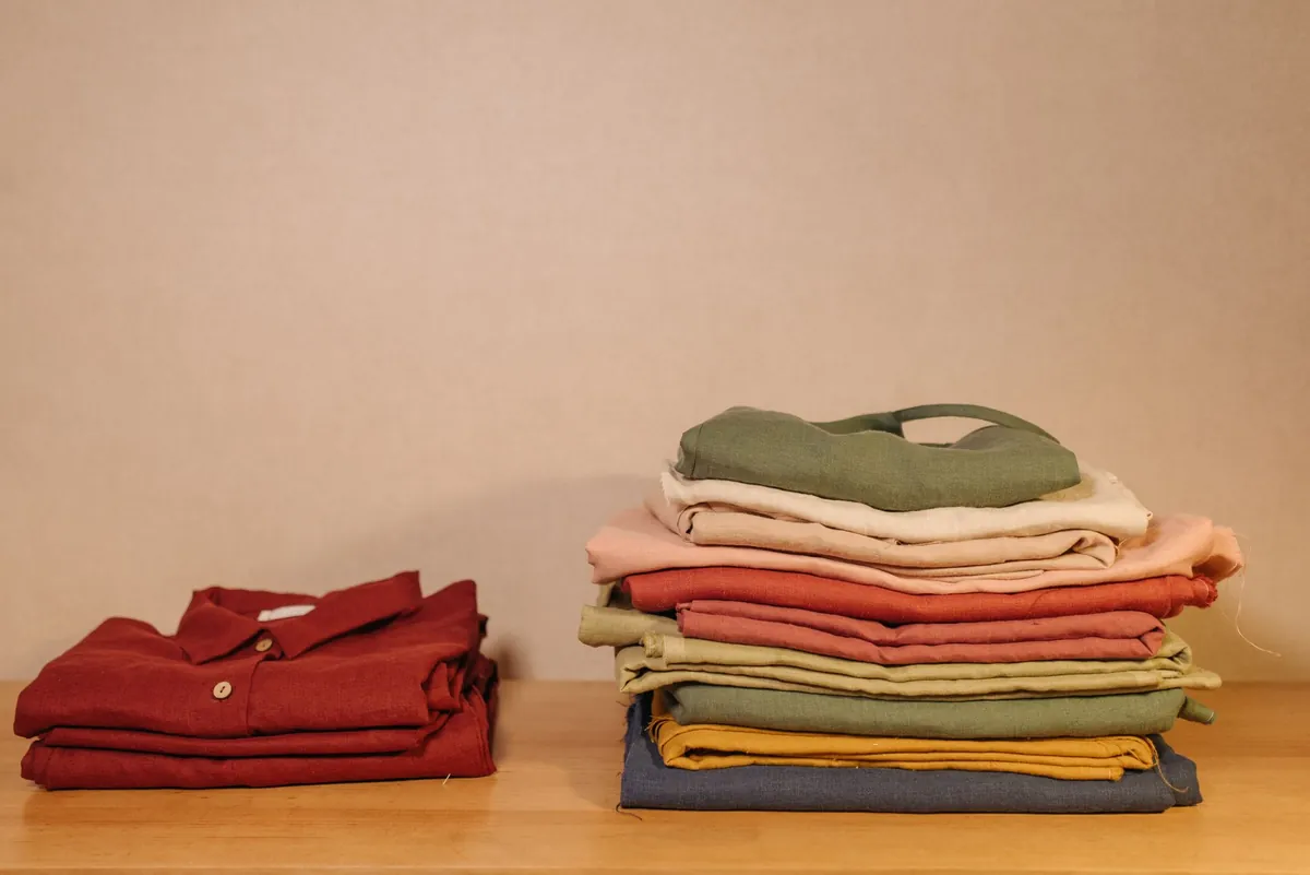 Ropa de colores lavada y doblada en pilas