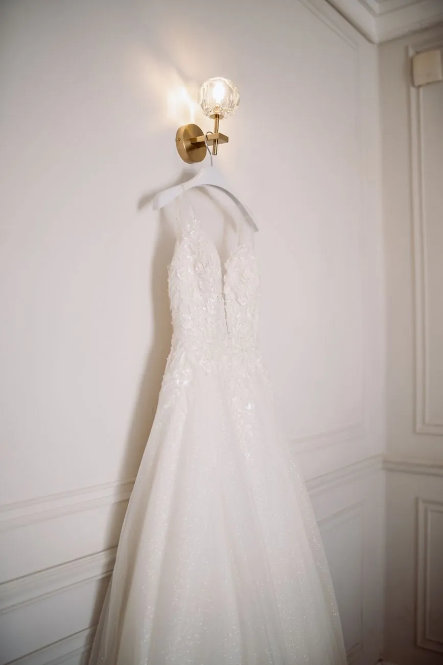 Vestido de novia colgado junto a una ventana