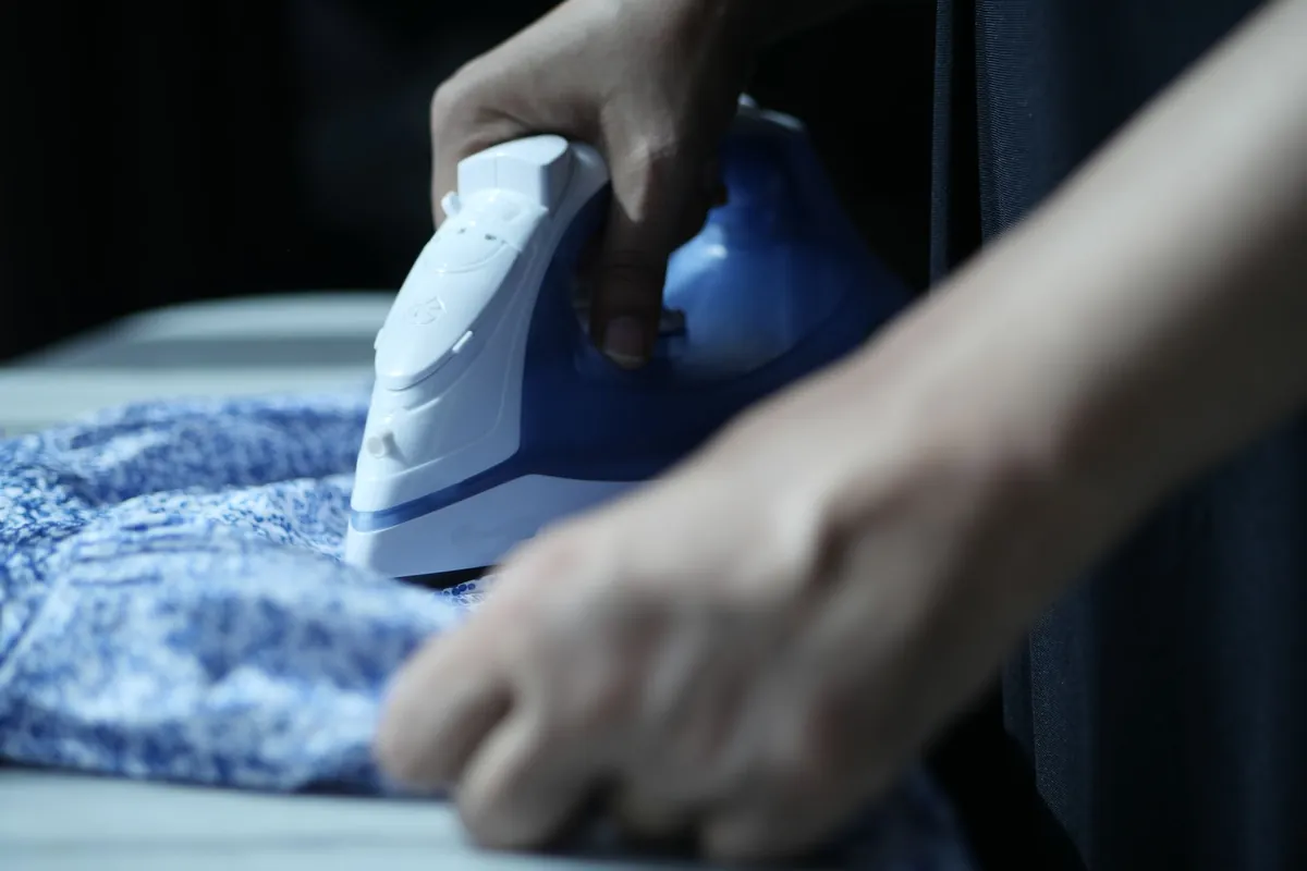 Plancha sobre una prenda azul