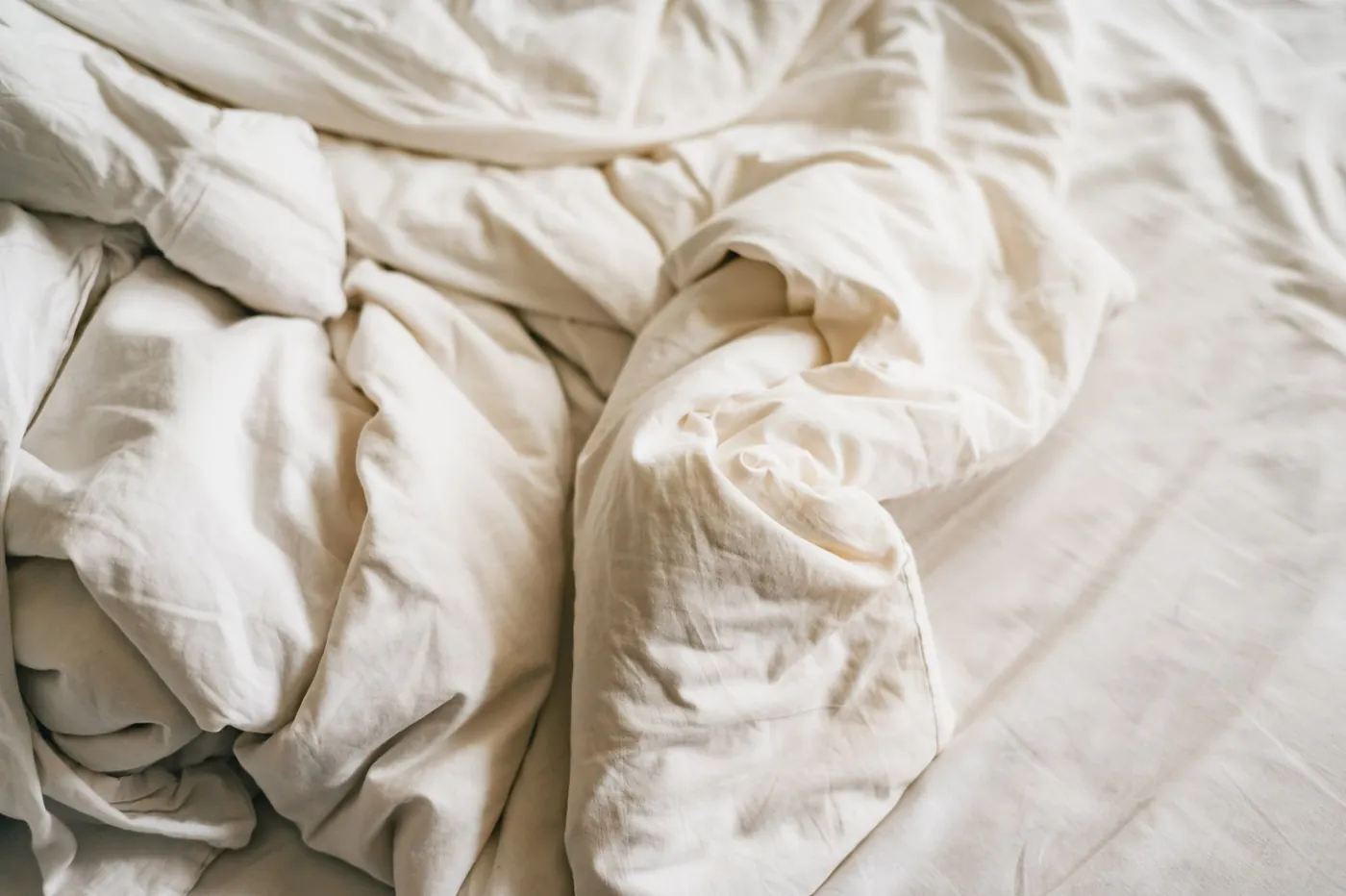 Plumón blanco recién lavado sobre una cama
